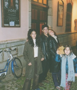 Merinero con Claudia Rojas y sus respectivas hijas, Carmen y Camila